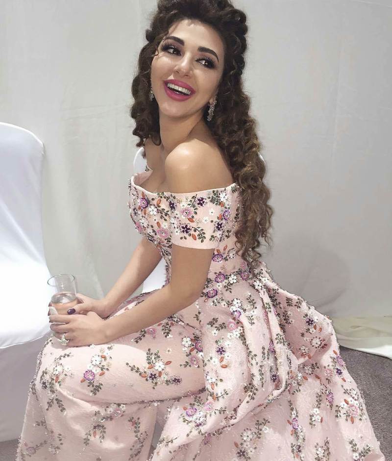 صور ميريام فارس تتألق بفستان ربيعي عاري الأكتاف من أحدث تصاميم رامي القاضي